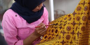 Batik Instinct: Sukanto Tanoto-led APRIL Praised by Police Chief for Community-Based Batik Programme